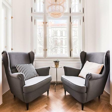 Trendy Local Apartment Прага Екстериор снимка