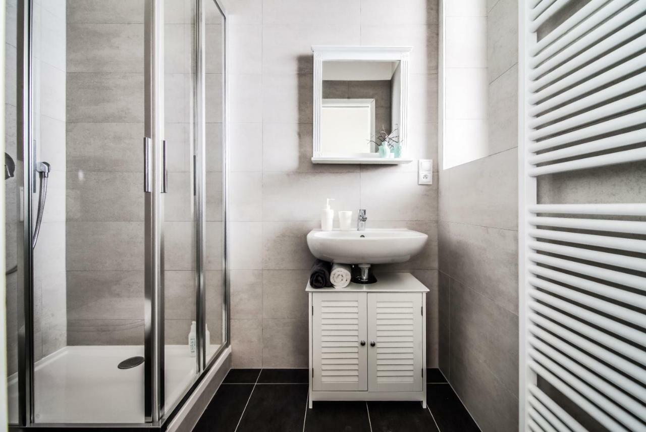 Trendy Local Apartment Прага Екстериор снимка