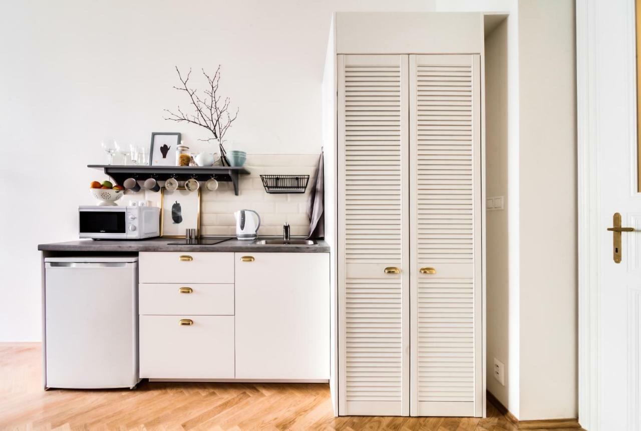 Trendy Local Apartment Прага Екстериор снимка