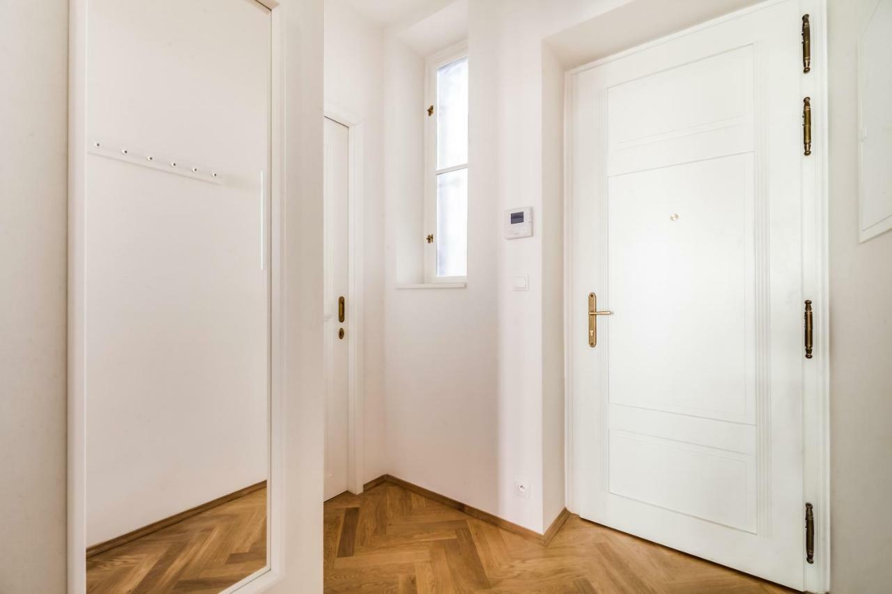 Trendy Local Apartment Прага Екстериор снимка