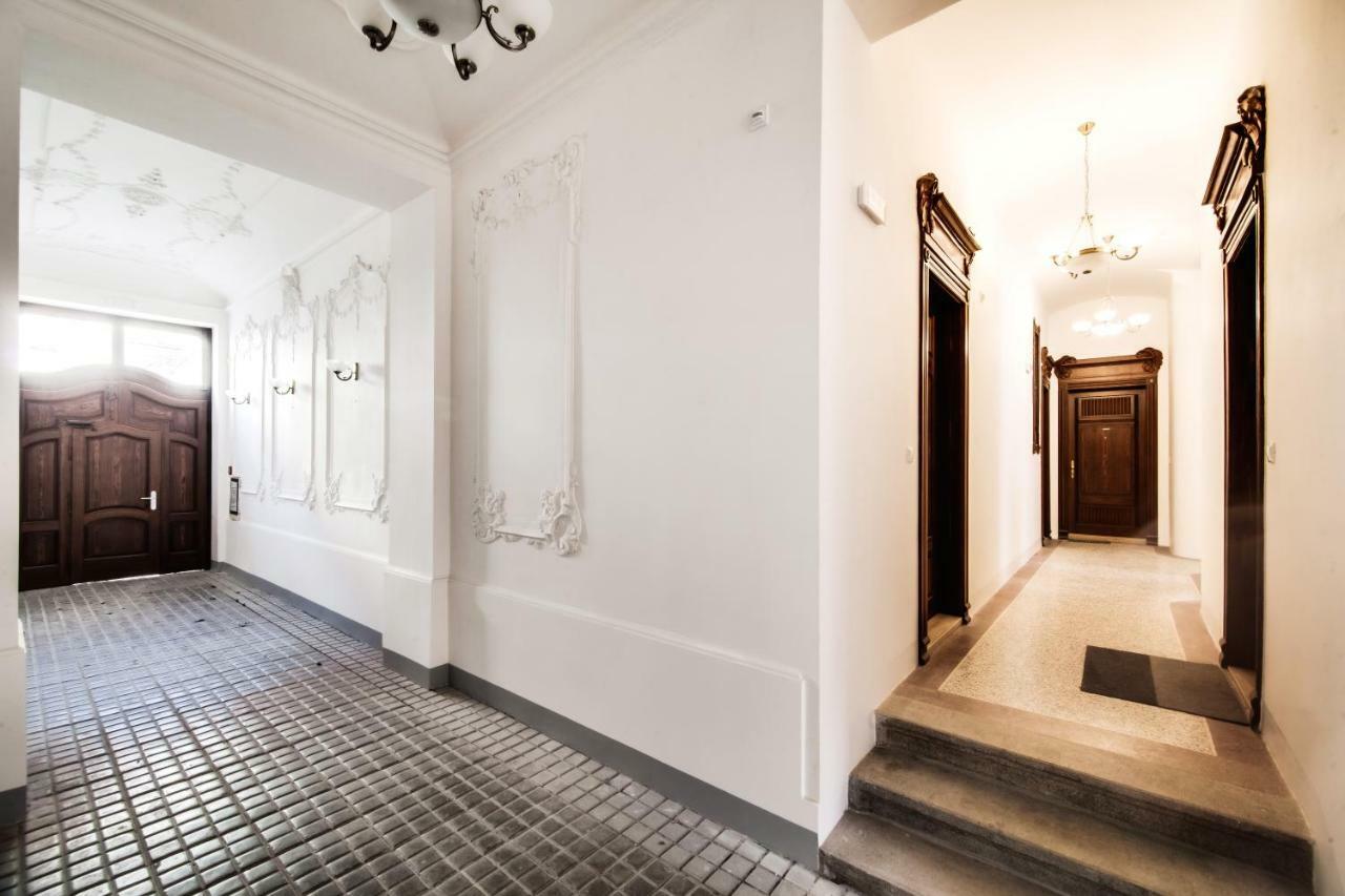 Trendy Local Apartment Прага Екстериор снимка