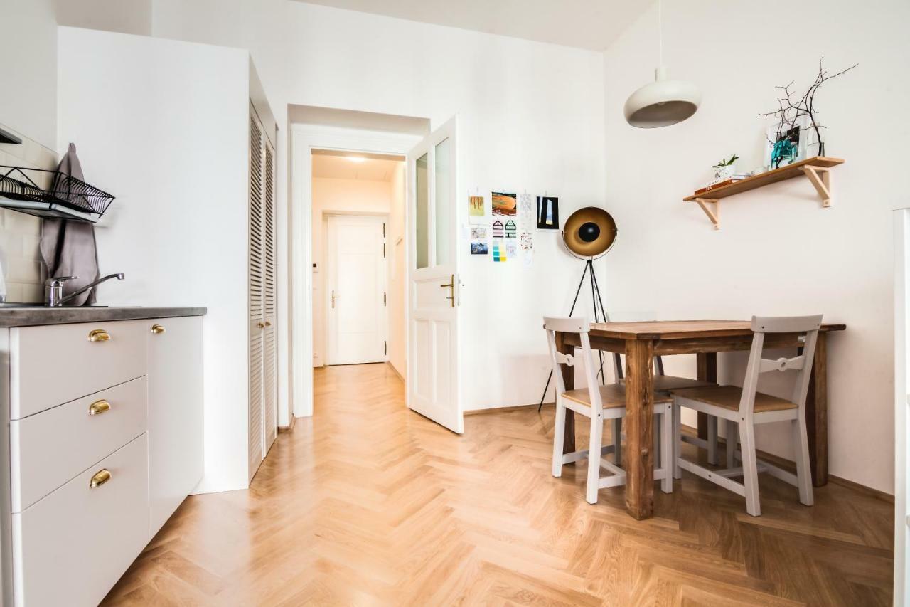 Trendy Local Apartment Прага Екстериор снимка