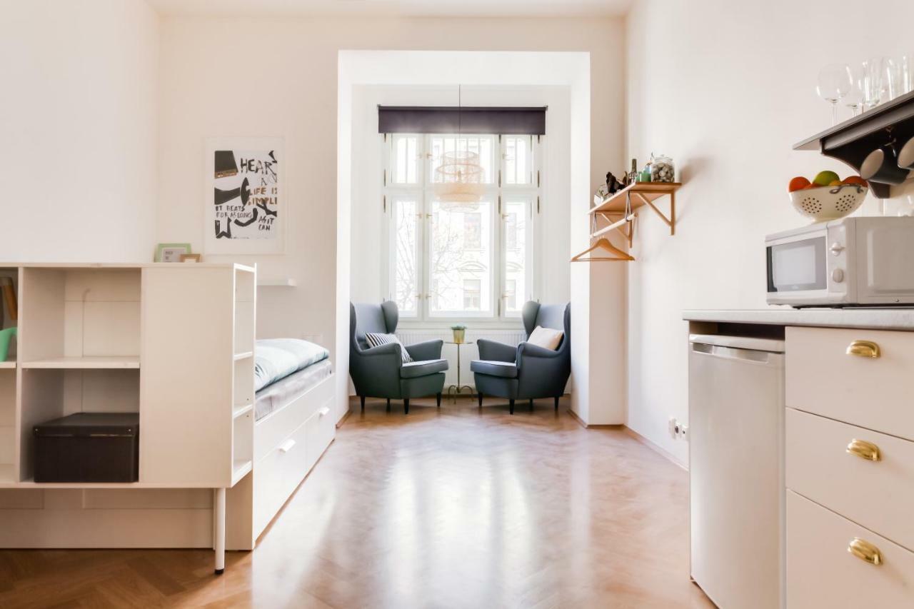 Trendy Local Apartment Прага Екстериор снимка