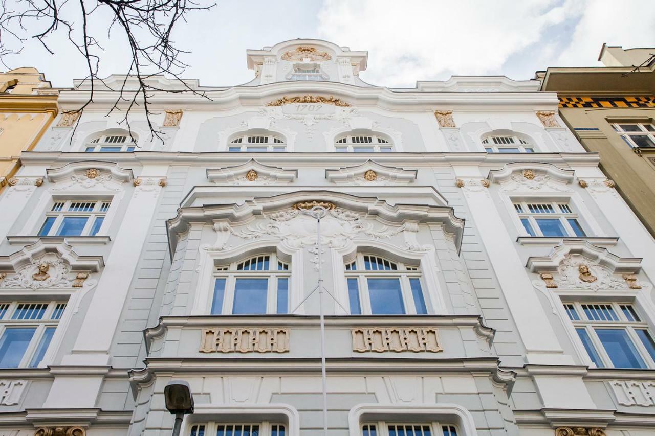 Trendy Local Apartment Прага Екстериор снимка